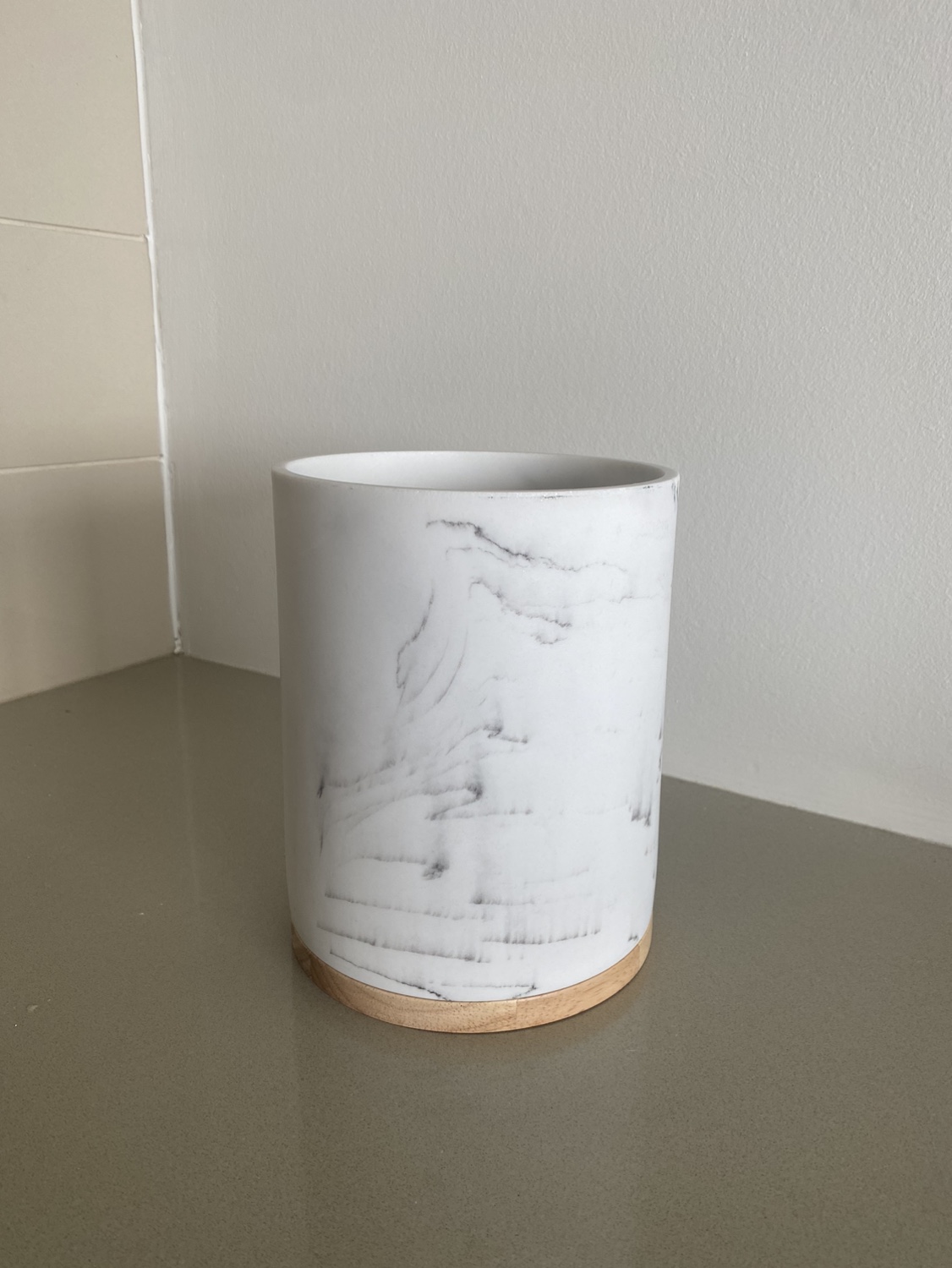 Round marble-look utensil holder