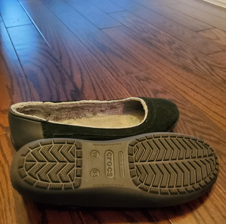 👡  🥿 👠Brand New - Women's Crocs - size 8.5 suade image indicator(2)