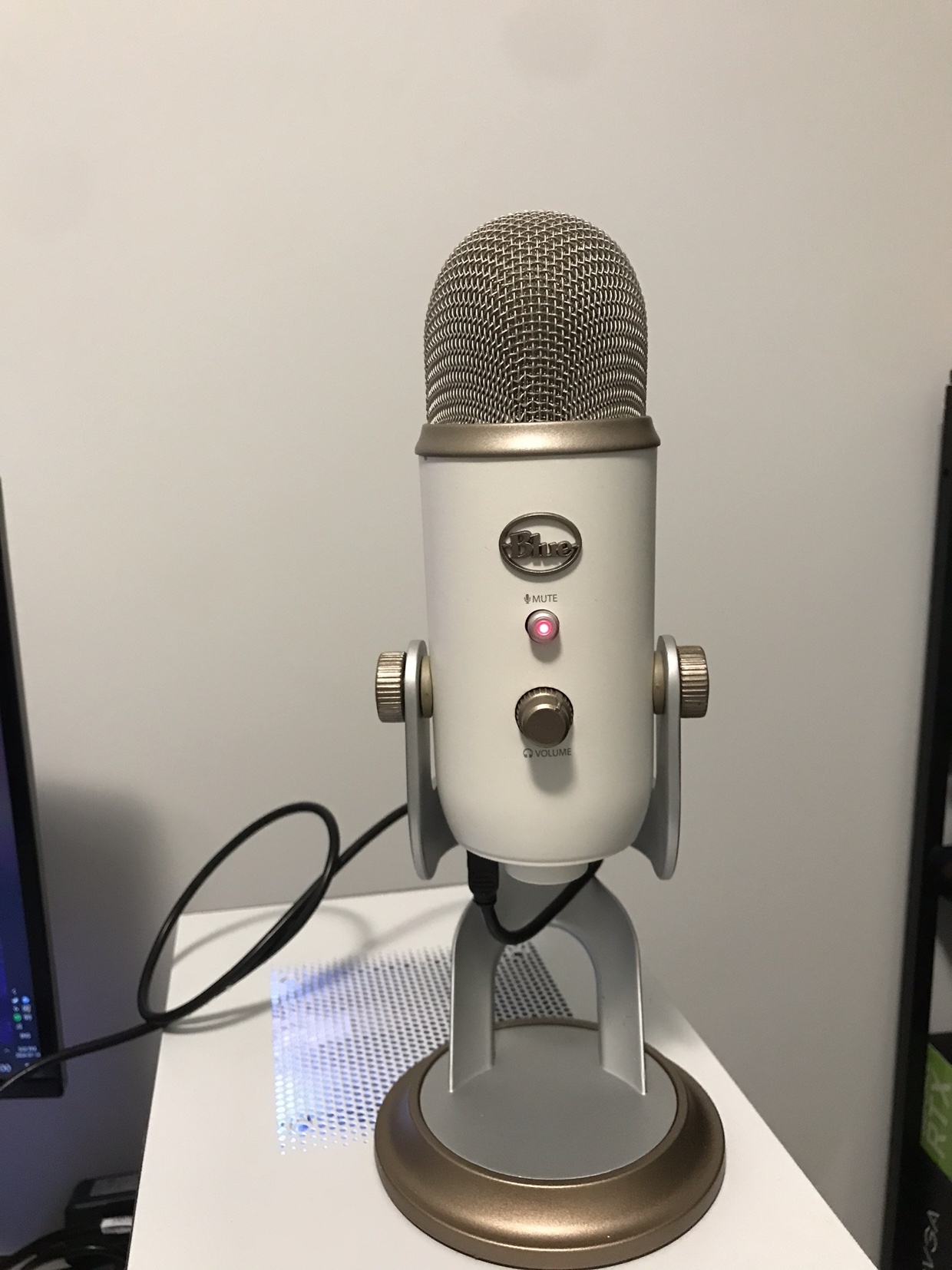 Yeti microphone - photo 2
