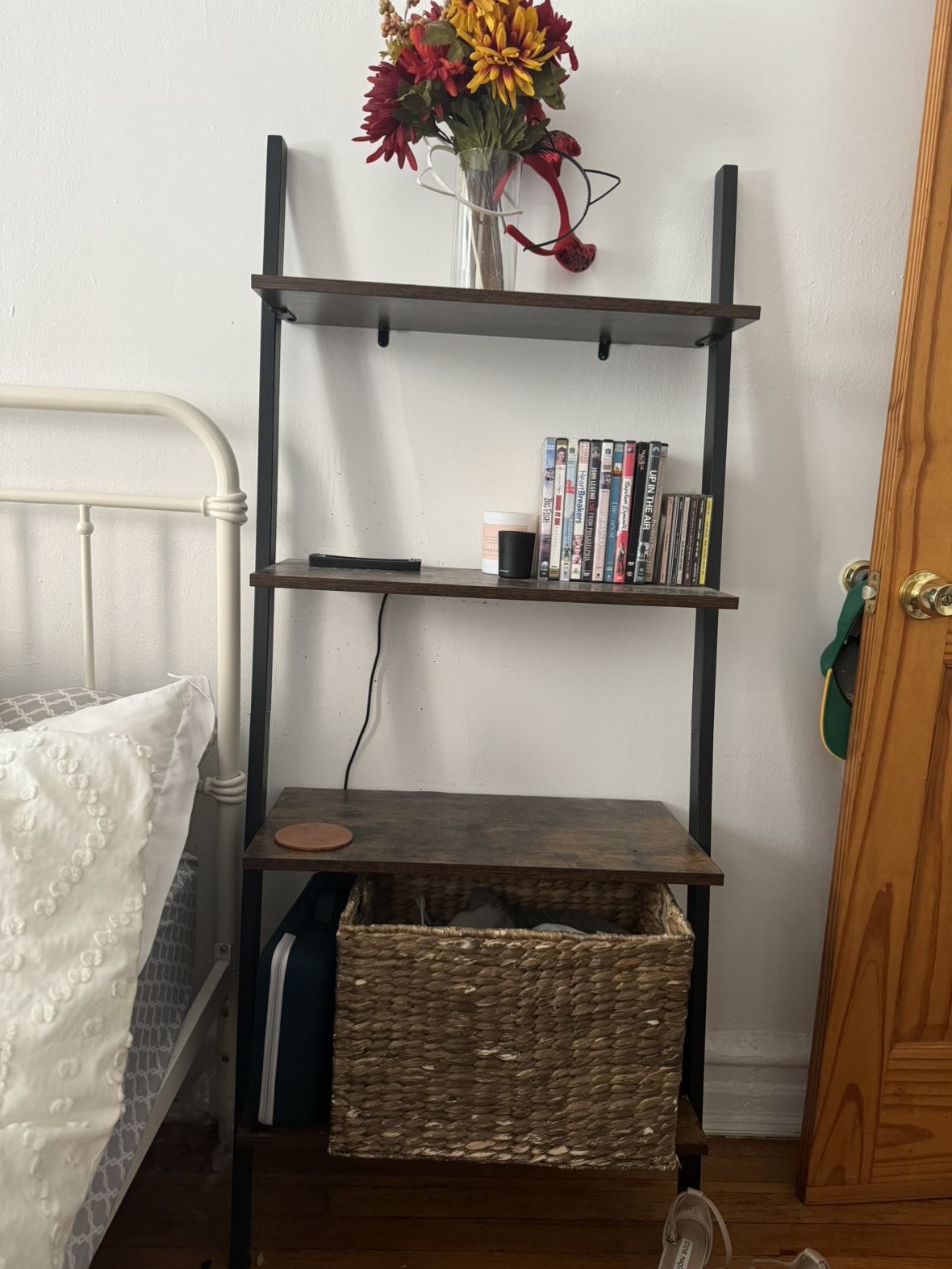 Free furniture and artwork - photo 2
