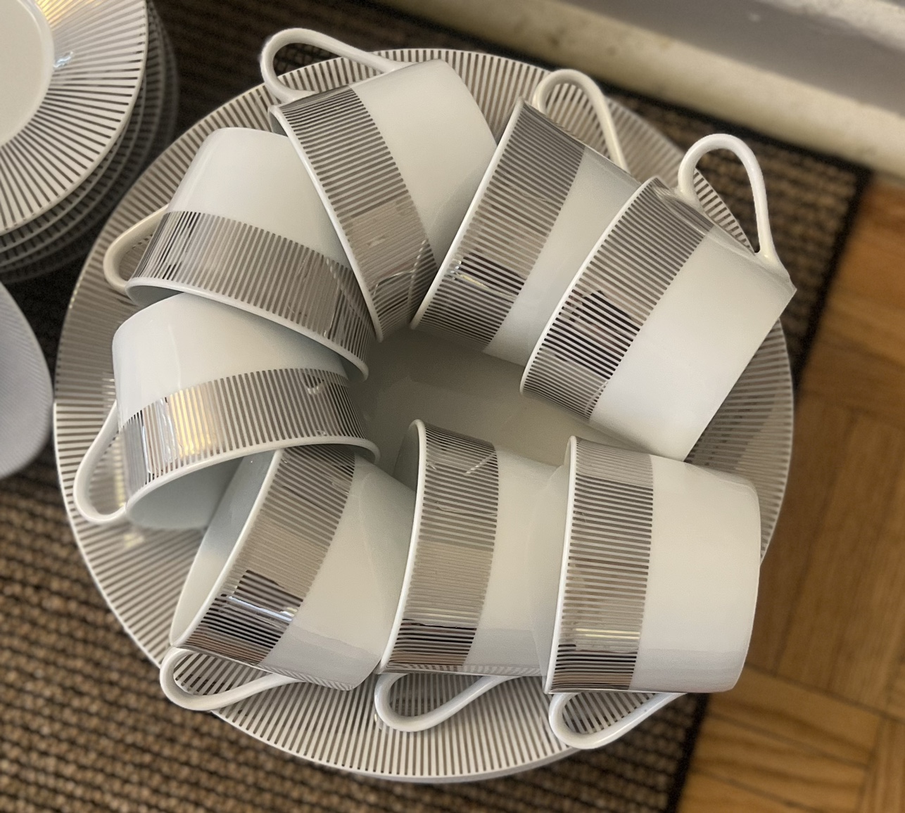 Full dinnerware seats 30 pieces plates and cups small and big image indicator(4)