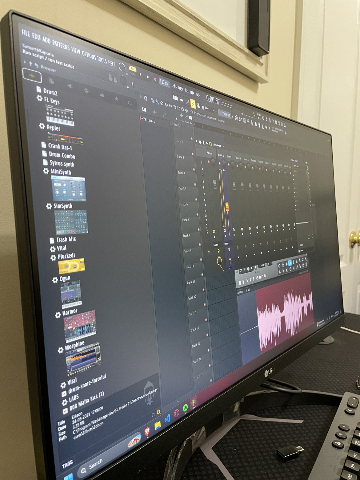 LG 24inch 2k Display Monitor - photo 2
