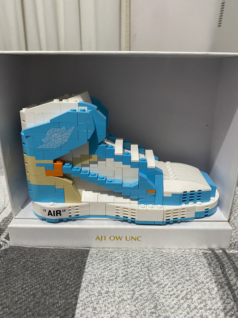 Lego Kickbrick Off-White x Air Jordan 1 UNC thumbnail