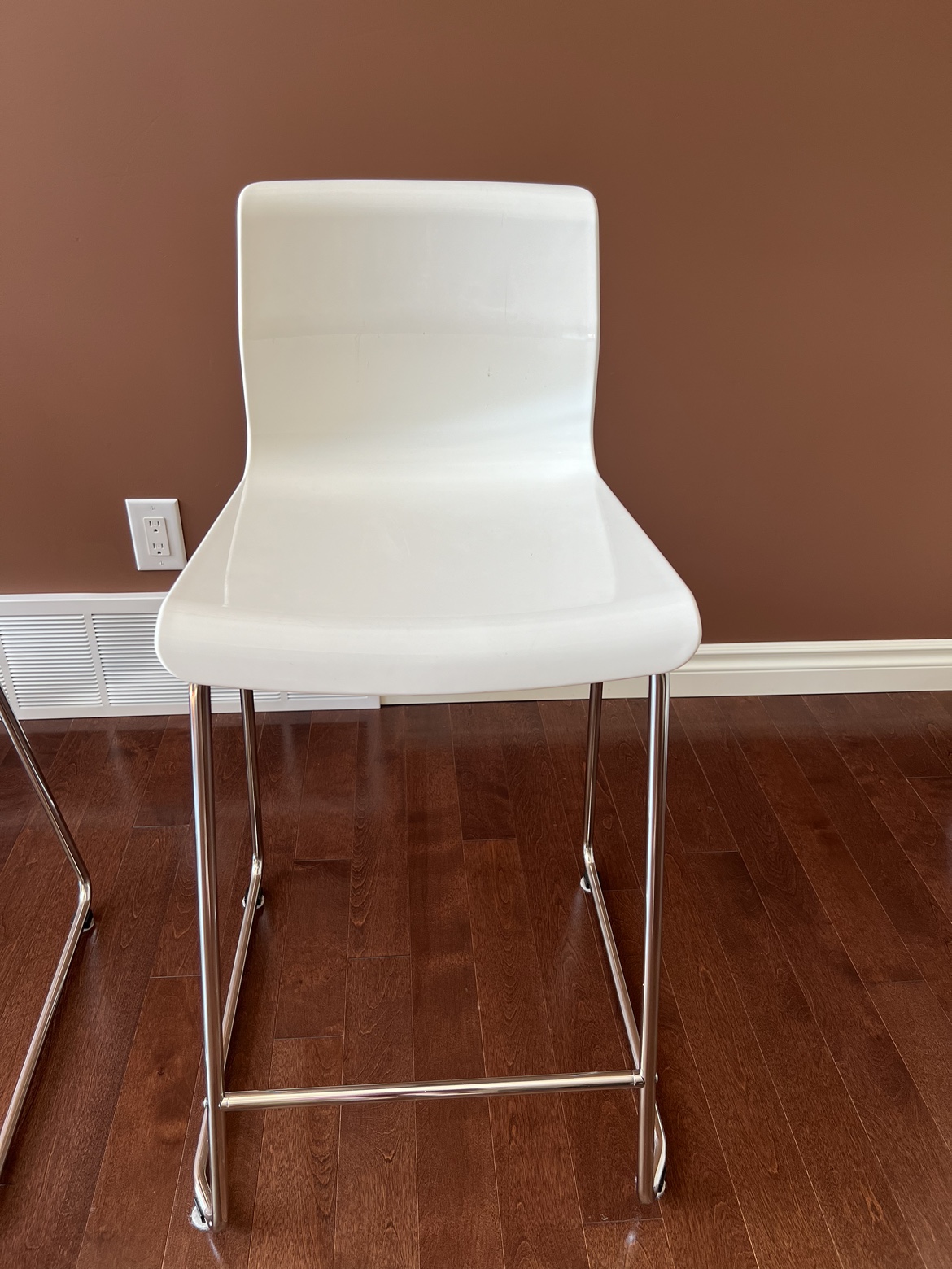 4 White Island chairs - photo 3