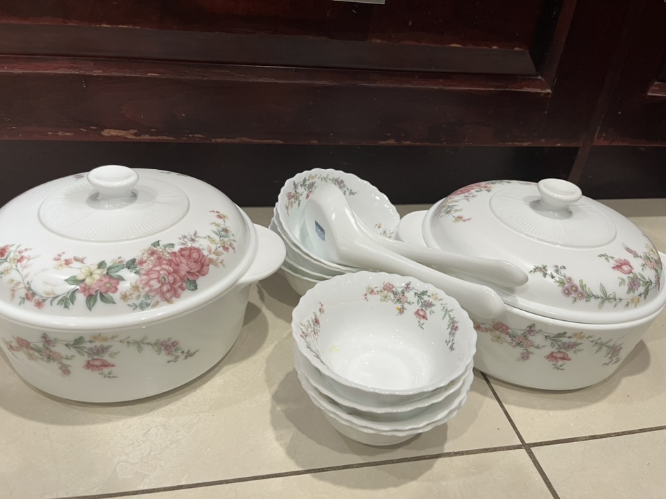 Brand new 72 piece Dinnet Set 8 people - photo 2