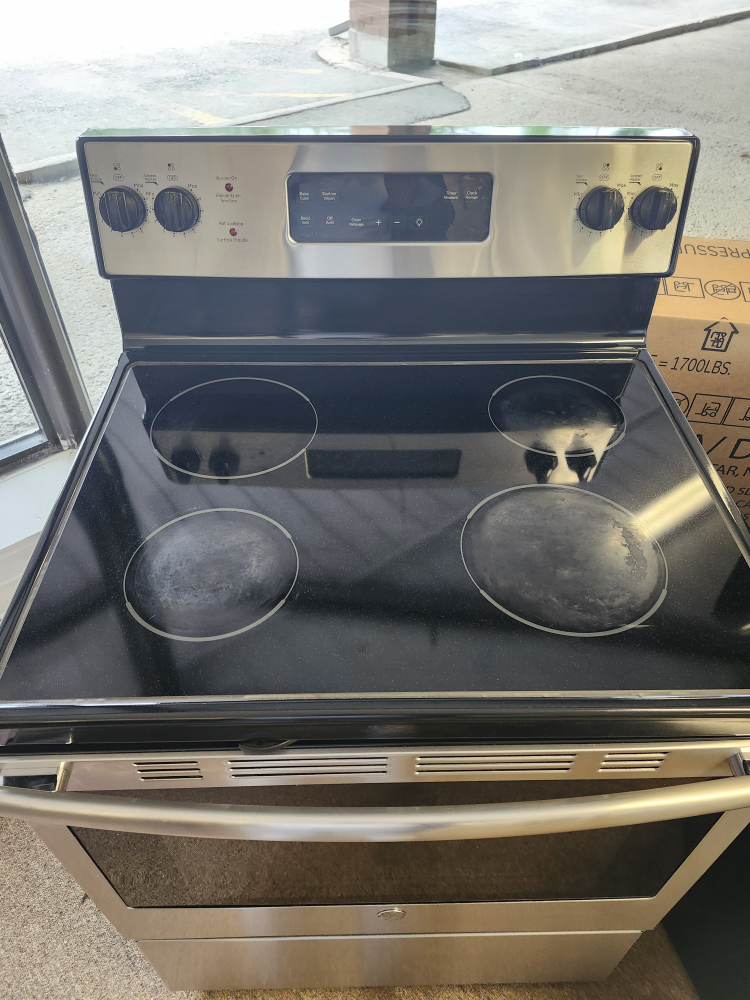Used GE glass top electric range  in good condition - photo 3