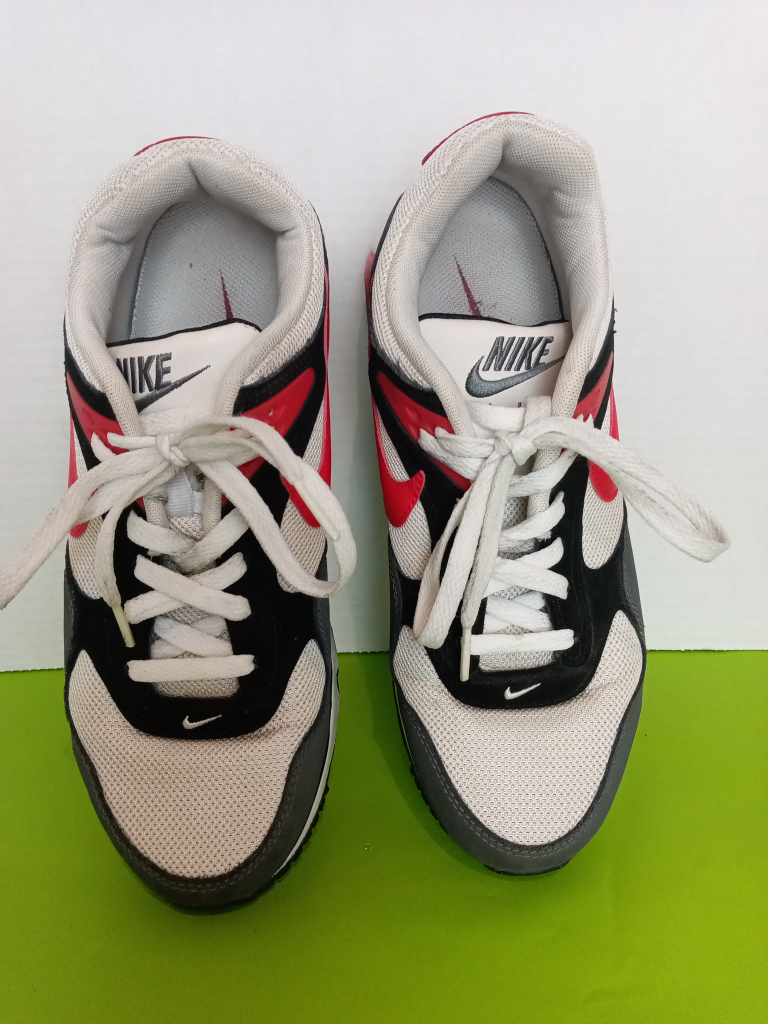 Women's Nike Air. Size 8 wide. image indicator(5)