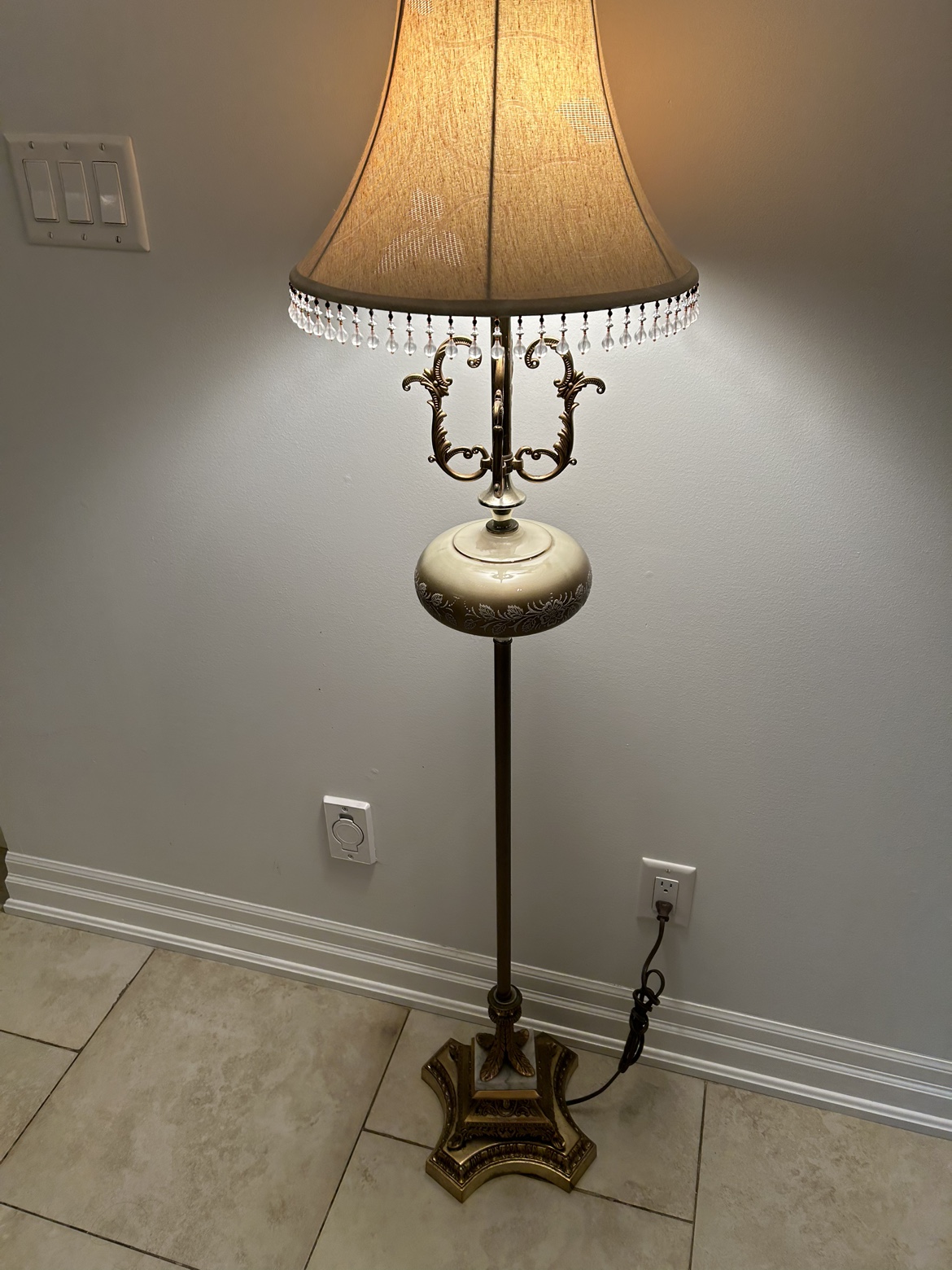 Vintage Antique Vianne Lamp Made in France Beautiful image indicator(7)