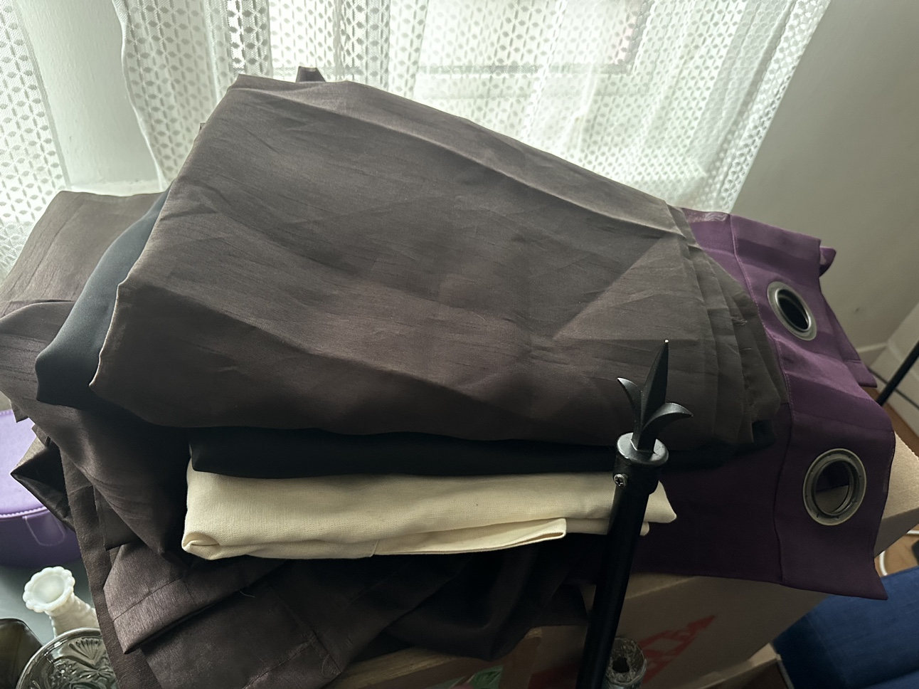 Curtains & curtain rod  (several panels)