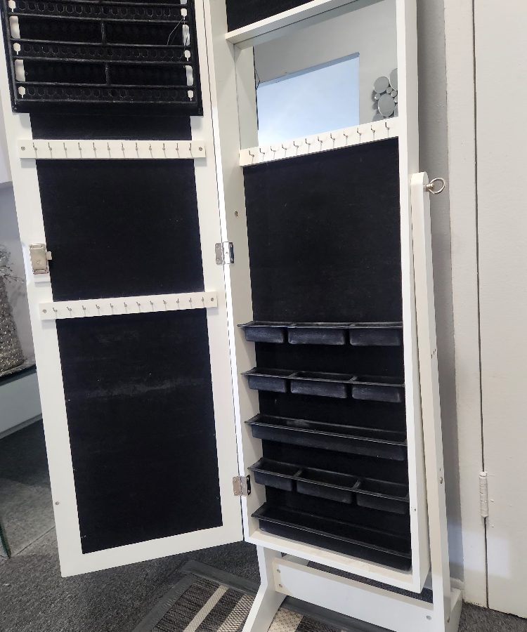 jewlry cabnit thumbnail