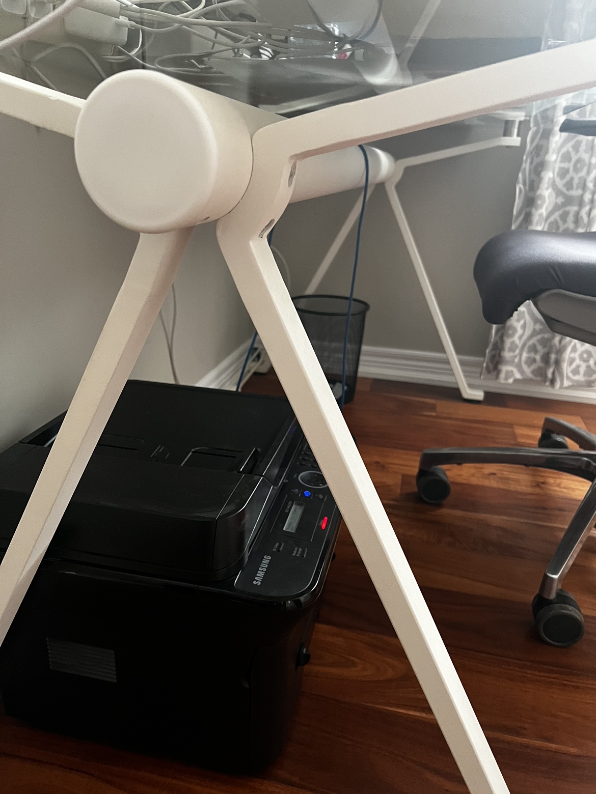 Structube computer glass desk - photo 2