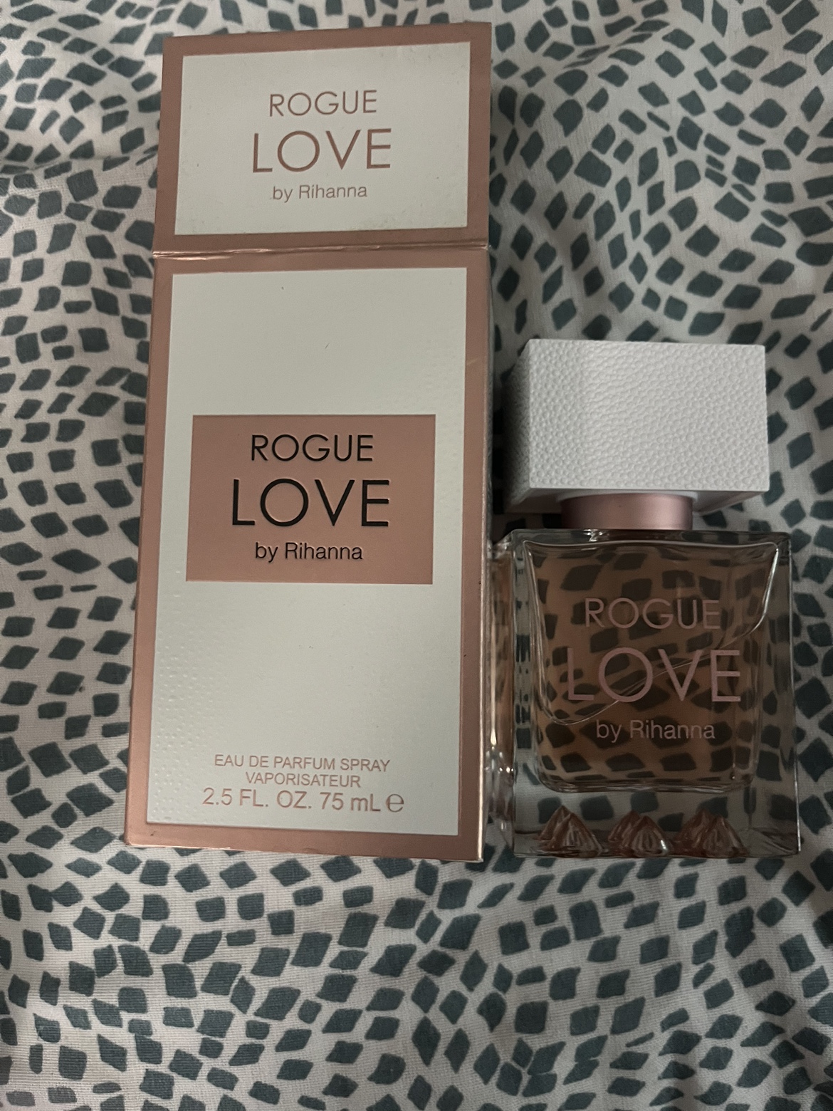 Rihanna perfume image indicator(2)