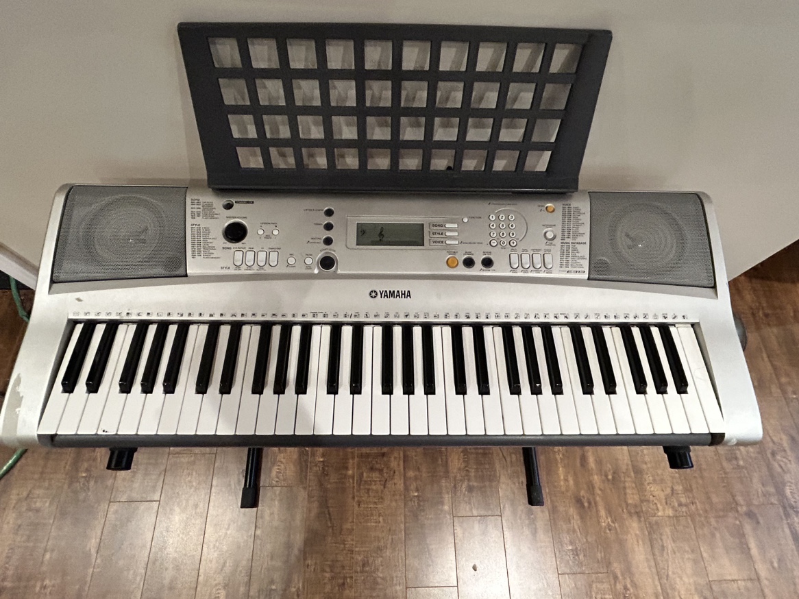 Yamaha Keyboard E313 w/ pedal and stand - photo 2