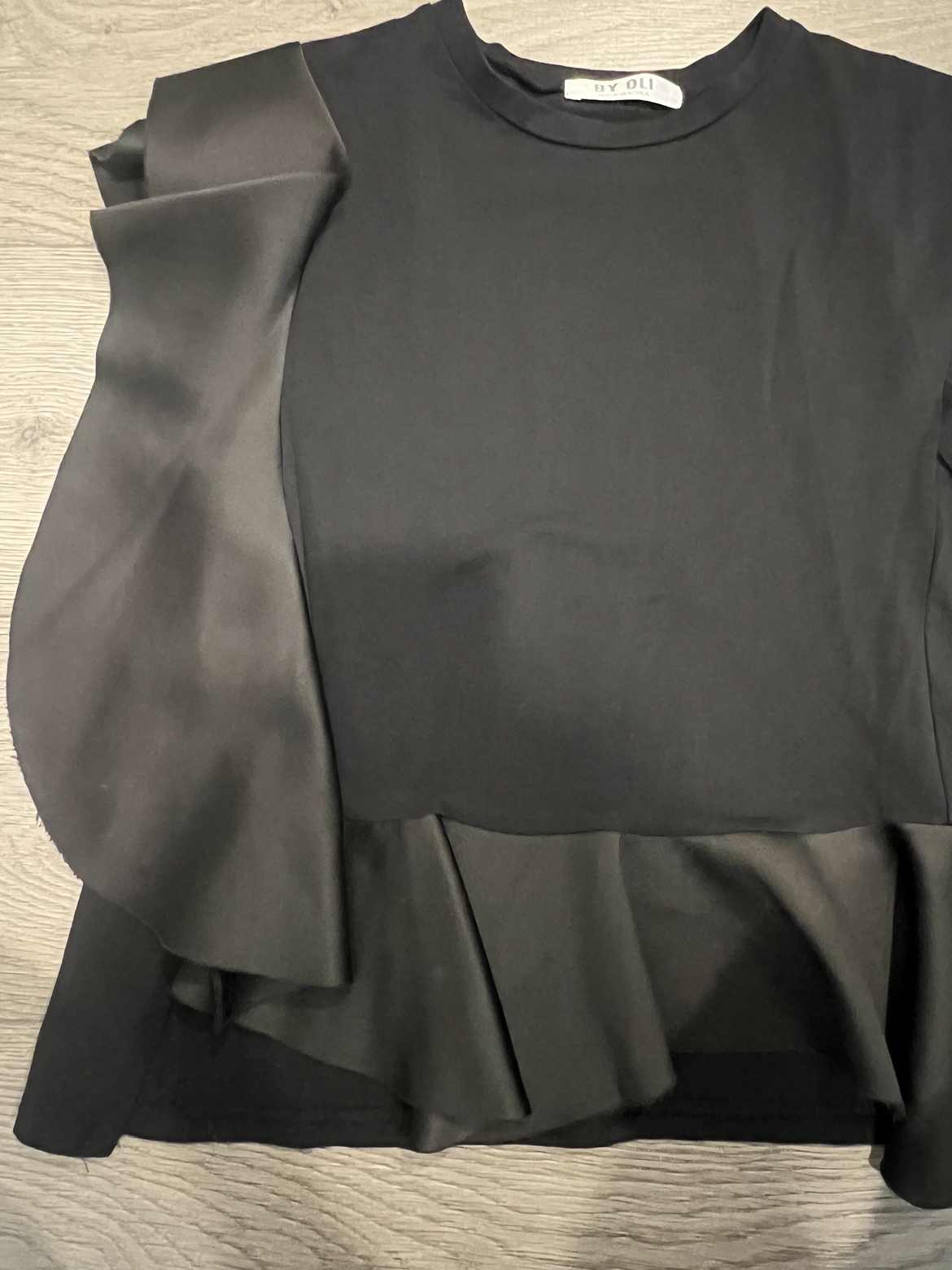 Black sleeveless raffles top image indicator(2)