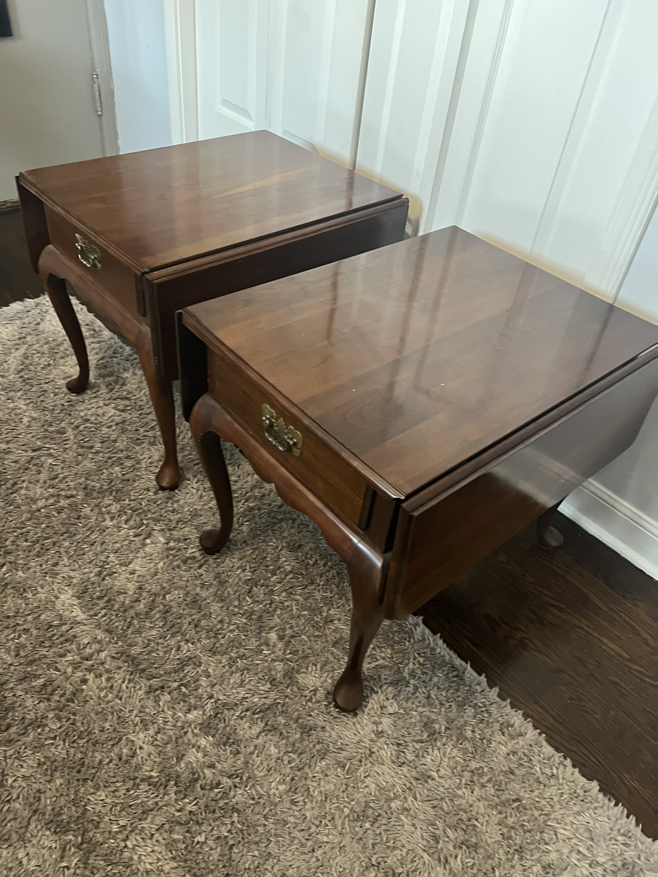 Set of 2 Nightstands w/drop leaves - photo 2