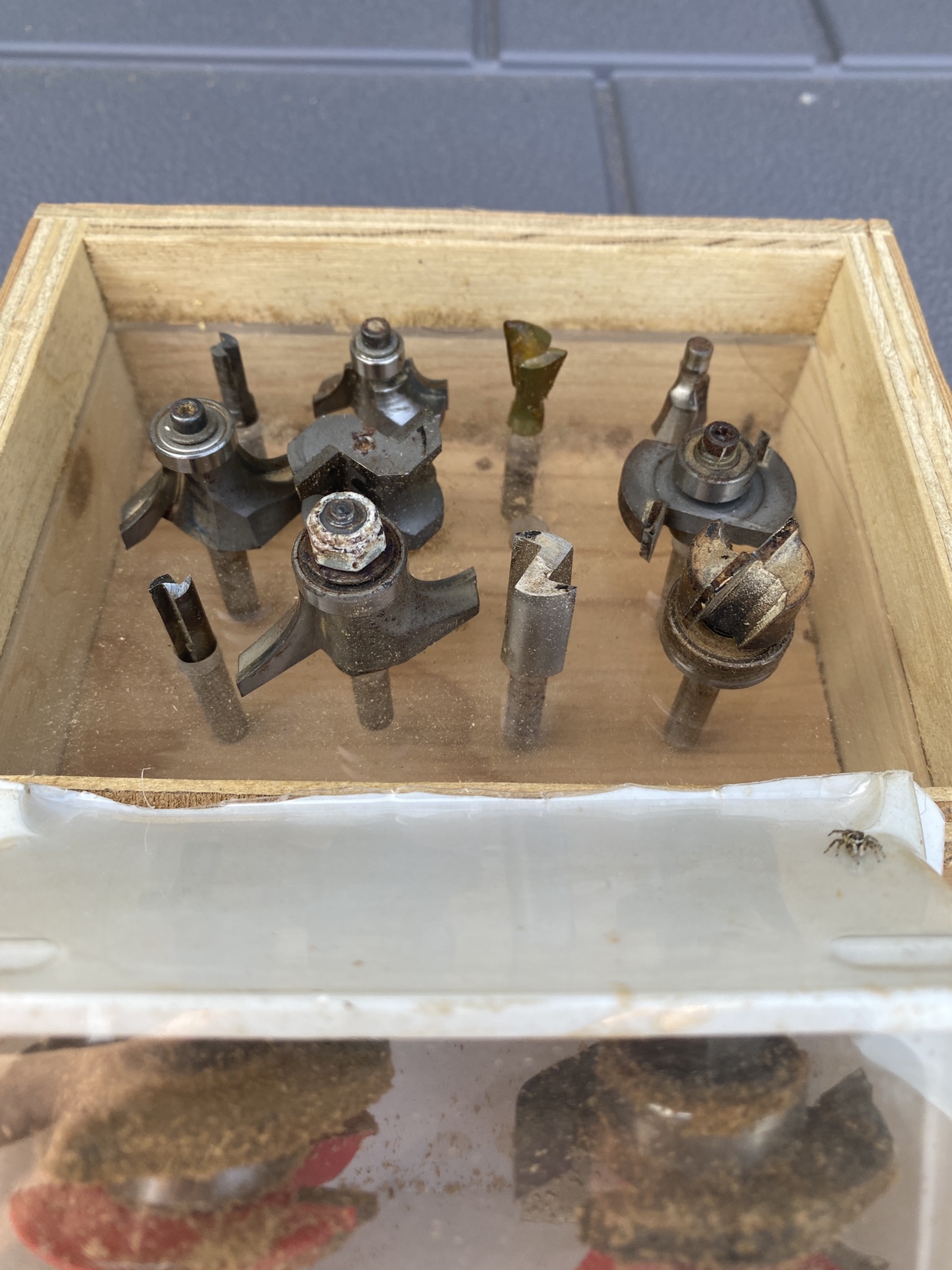 Bosch plunge router and assorted bits - photo 4
