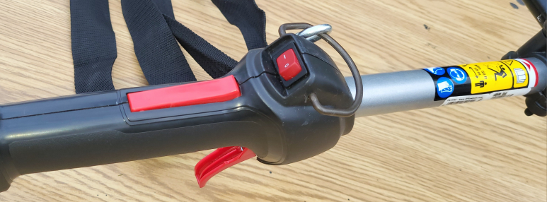 TROY-BILT 4-CYCLE GRASS TRIMMER 18" SWATH TB304BC - photo 4