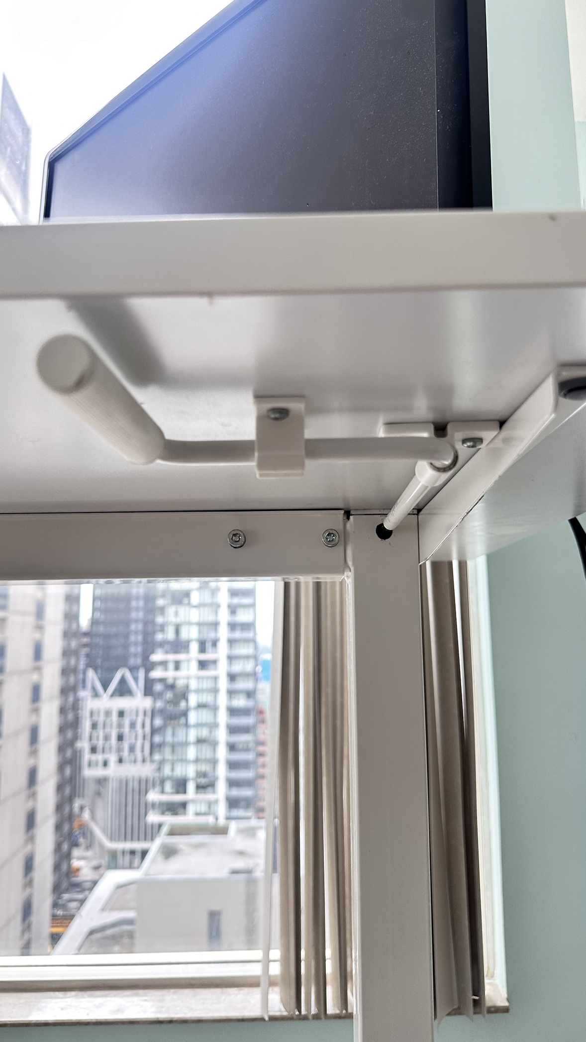 White Large Sit / Standing Desk (Manually Adjustable) - photo 3