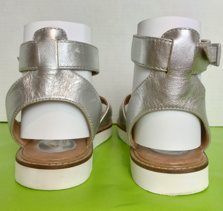 CLARKS Artisan Lydie Hala sandals. Size 6 image indicator(3)