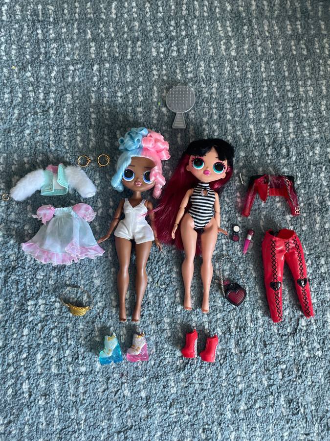 2 LOL OMG Dolls thumbnail