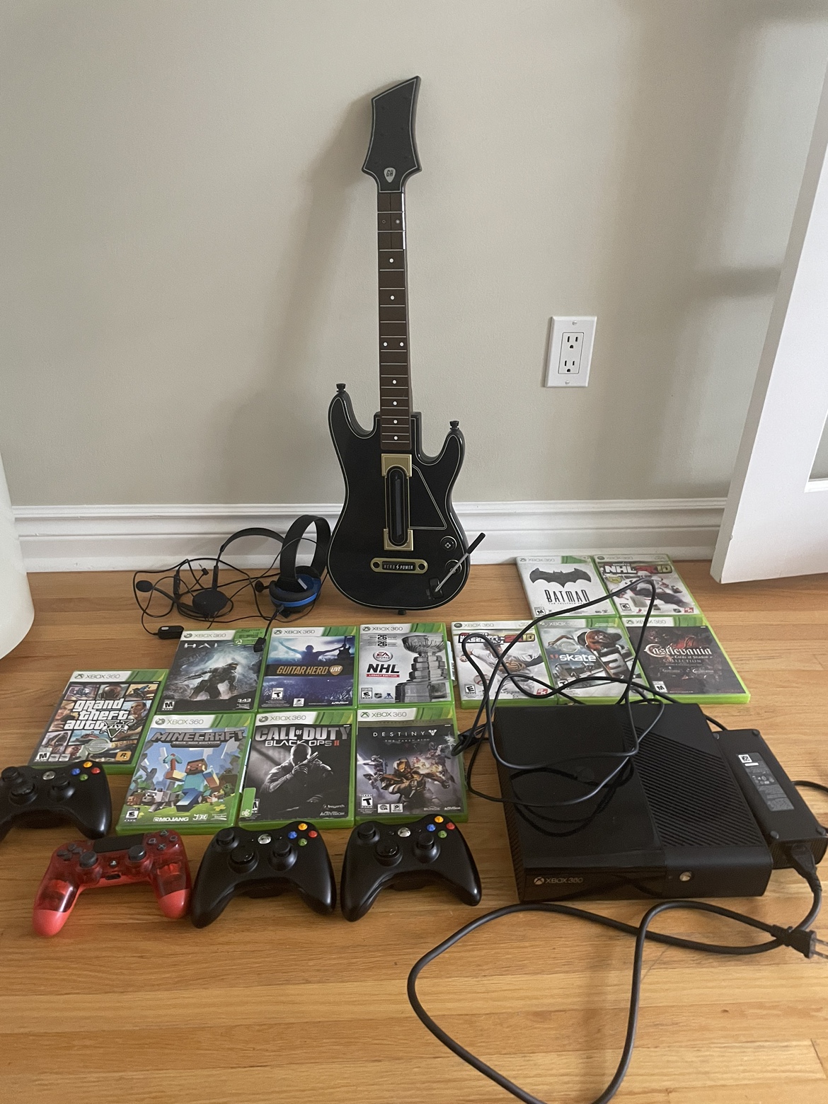 Xbox 360 console, 4 handhelds, guitar and 12 games - photo 2