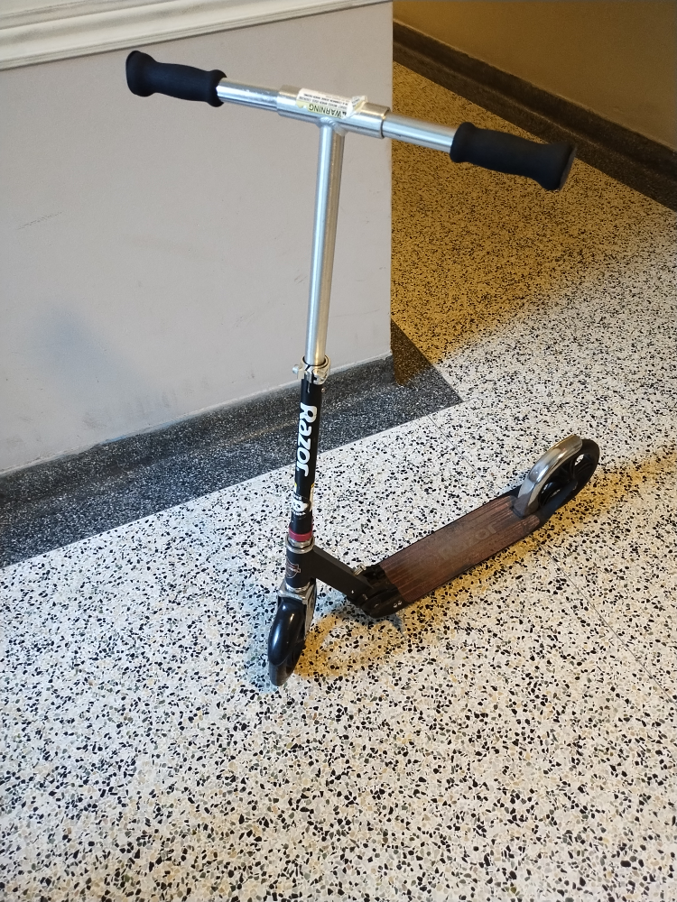 razor black label A5 lux kick scooter - photo 2