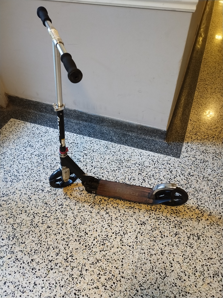 razor black label A5 lux kick scooter - photo 3