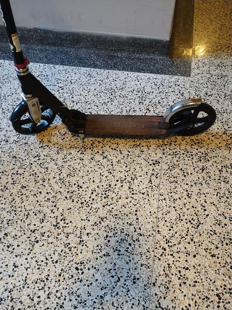 razor black label A5 lux kick scooter - photo 4