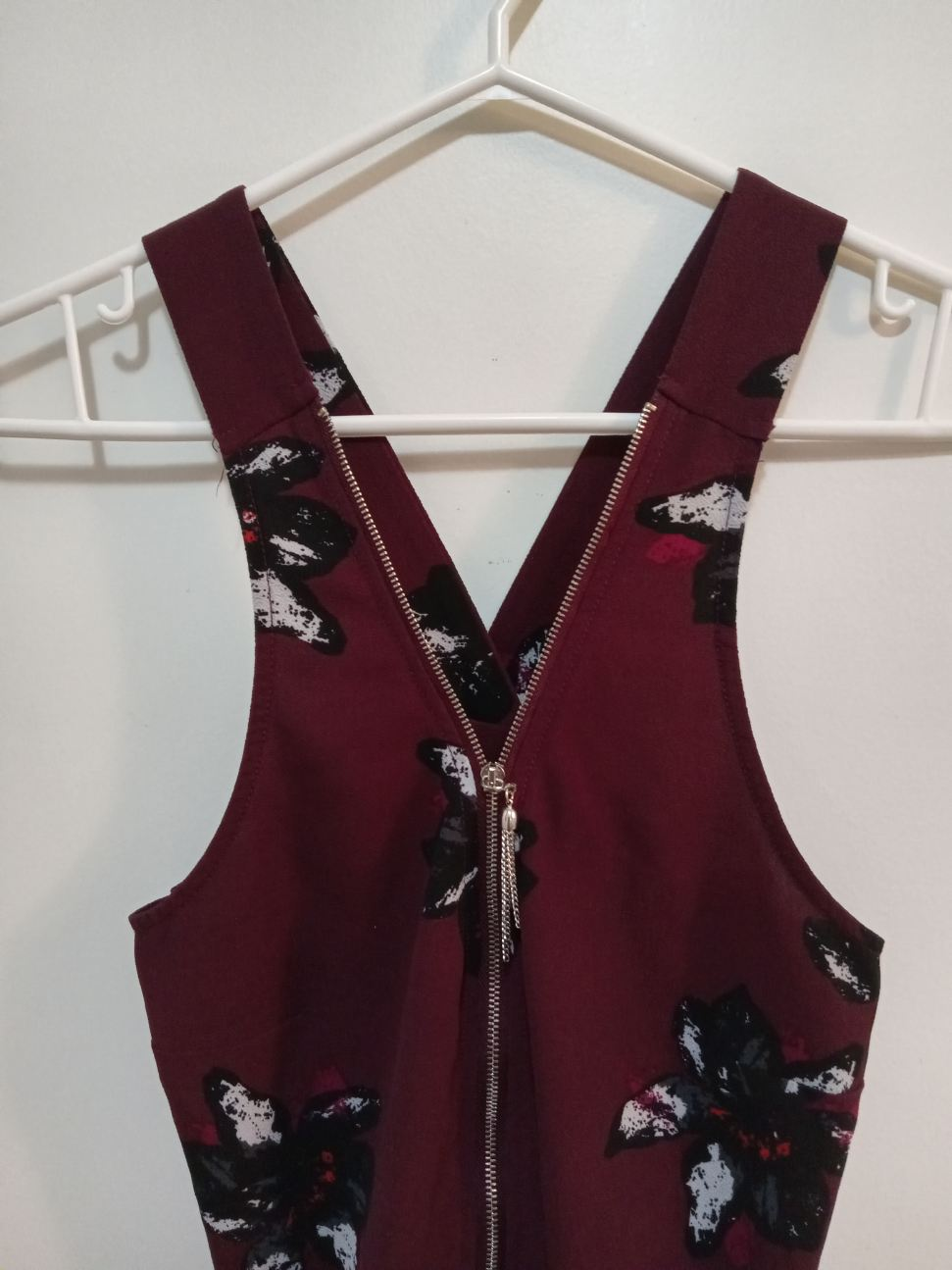 DYNAMITE dark floral sleeveless blouse, size small (S) image indicator(2)