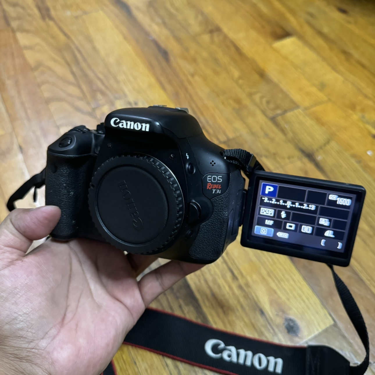 Canon T3i body  and charger only thumbnail