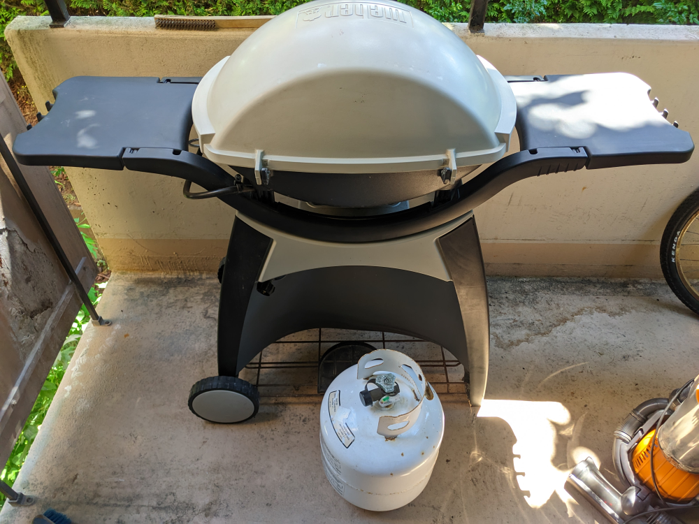 Reduced Large Weber BBQ 320 with Stand, Cover & Tank - photo 4