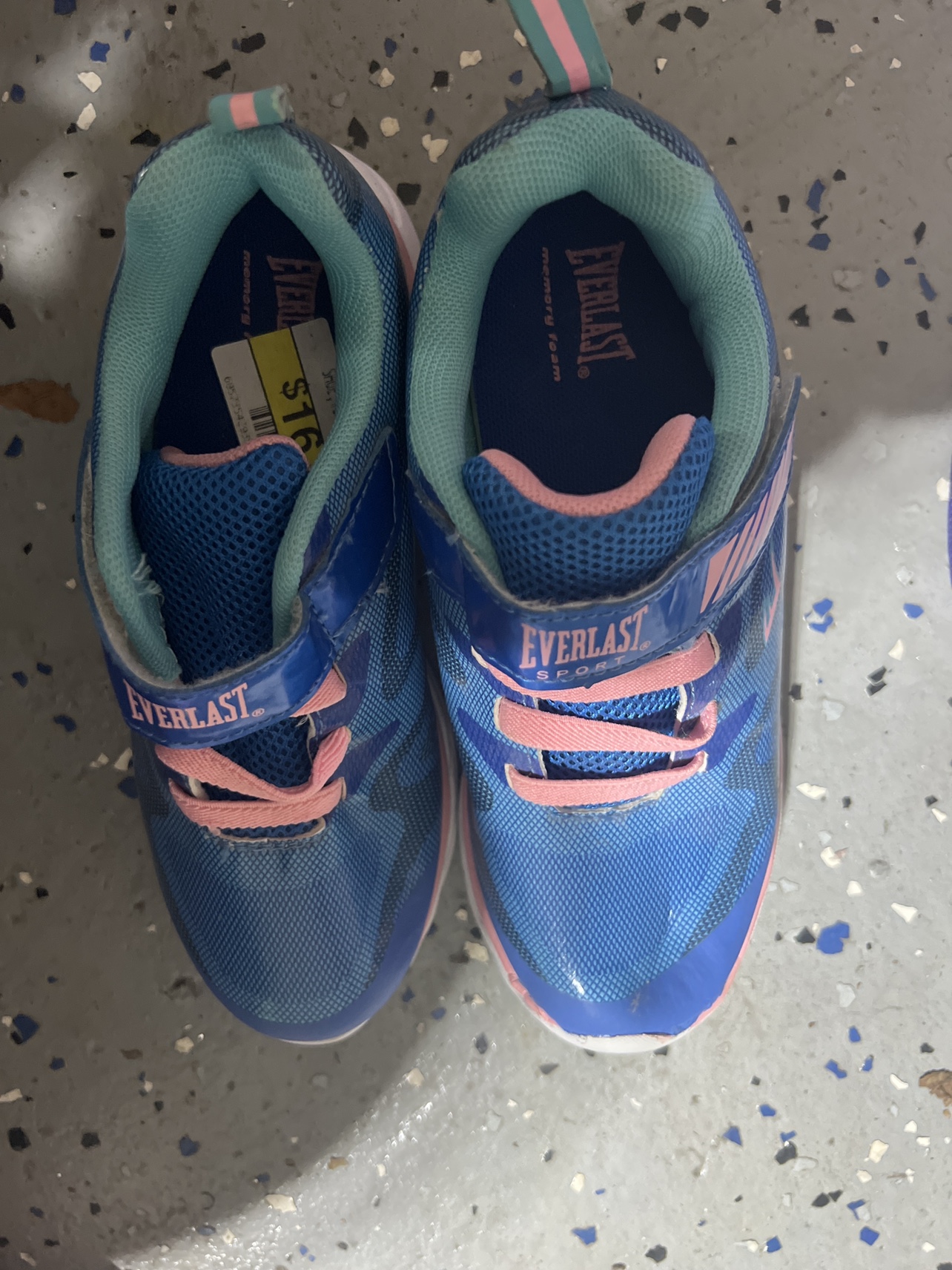 Girls brans new shoes
