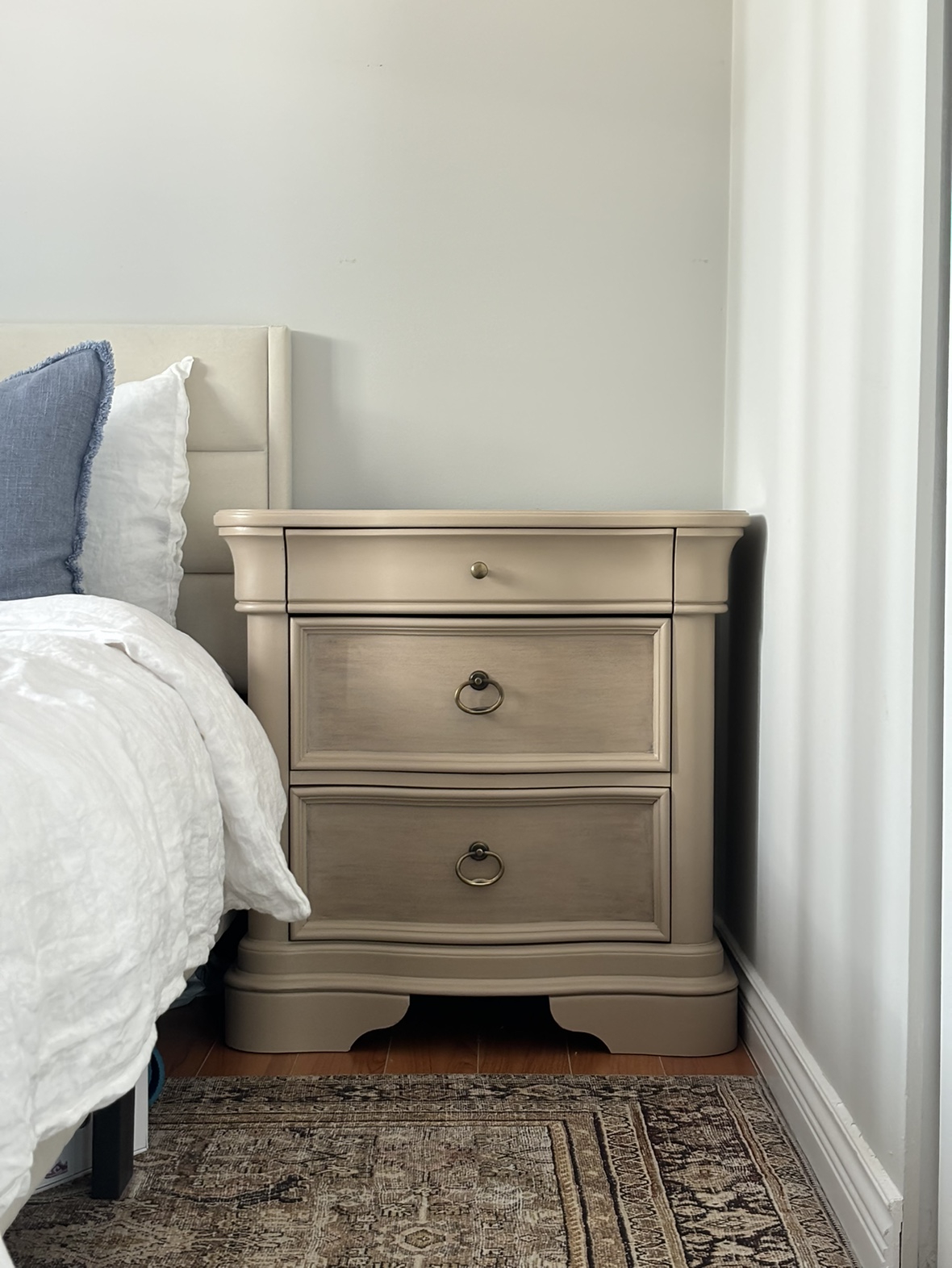 Newly Refinished Set of 2 Solid Wood Nightstands - photo 4