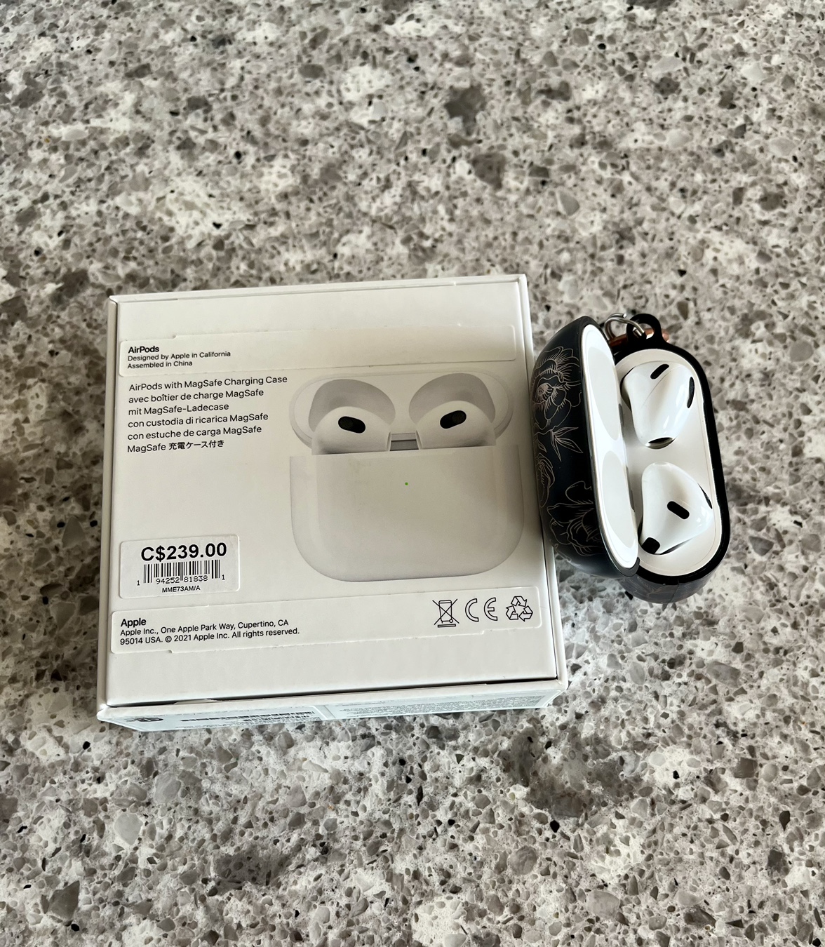 Apple AirPods *Authentic* 3rd Gen Mag Safe Charging Case - photo 2