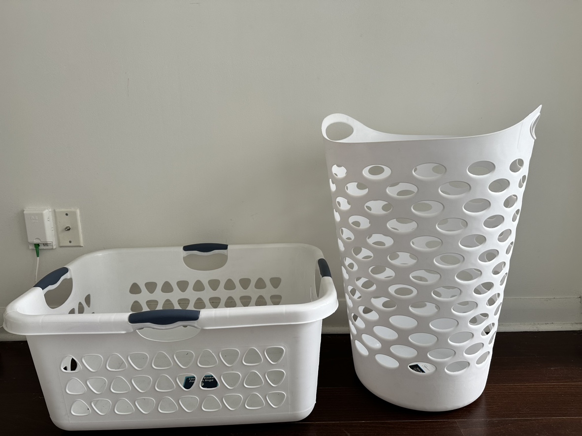 2x 70 L laundry baskets