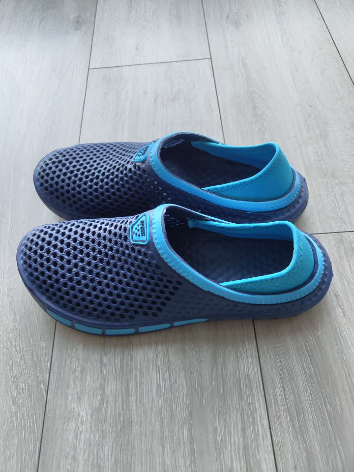 New unused lightweight clogs