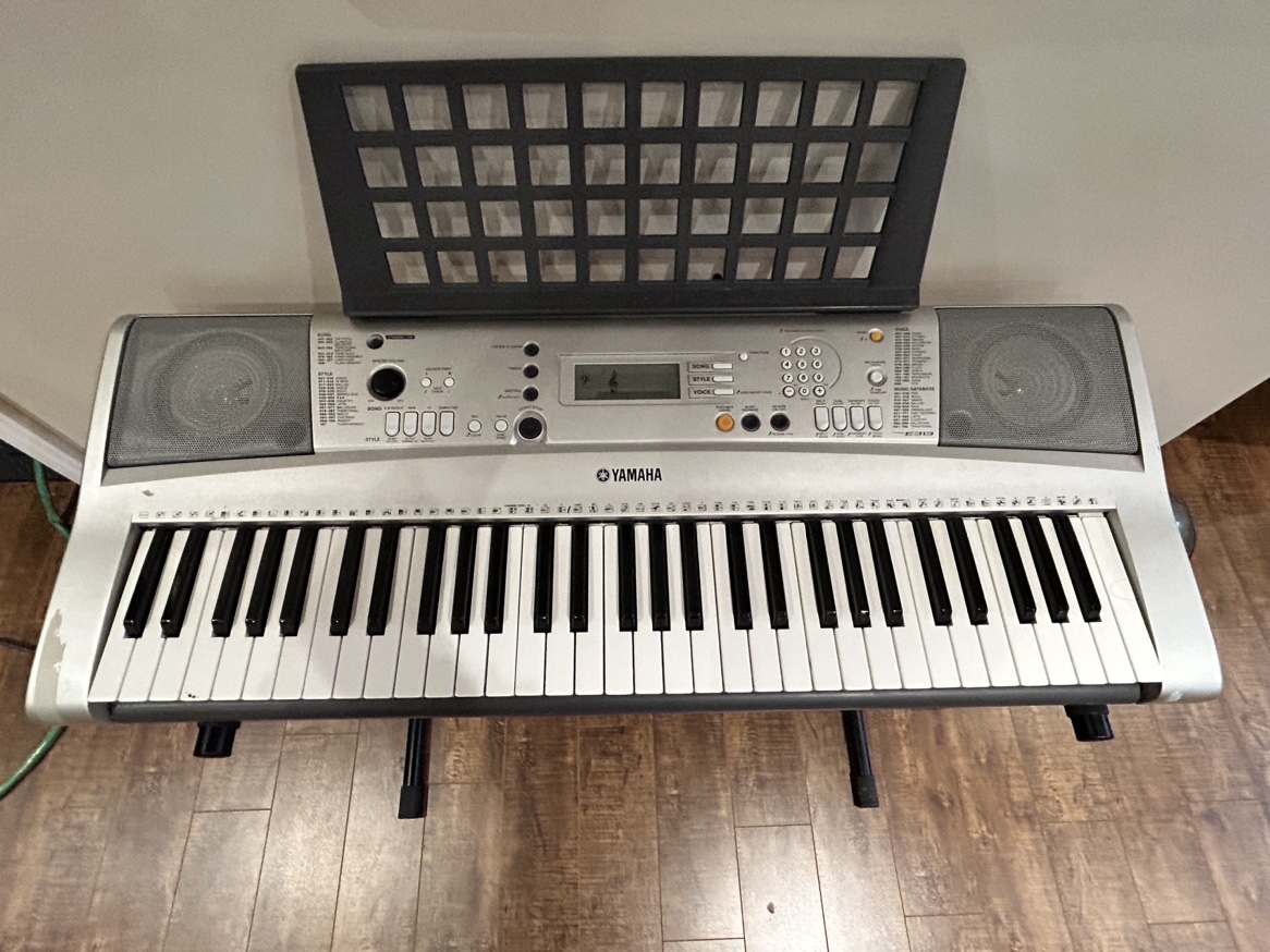 Yamaha Keyboard E313 w/ pedal and stand