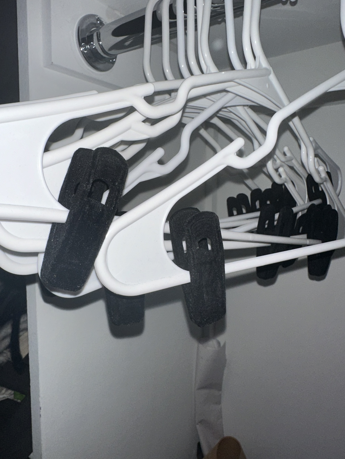 white hangers - photo 2