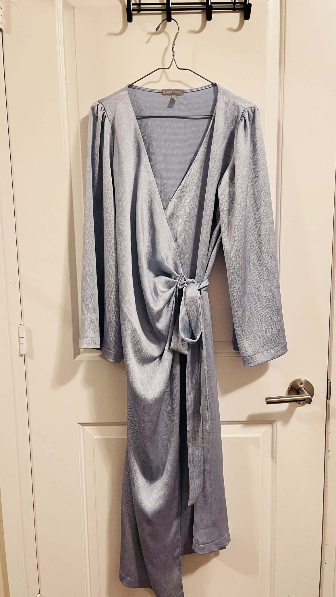 Blue wrapper around dress image indicator(3)