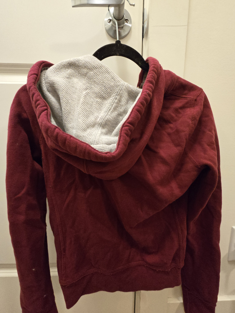 ⚽ Burgundy Red Abercrombie & Fitch hoodie in lady size small - photo 3