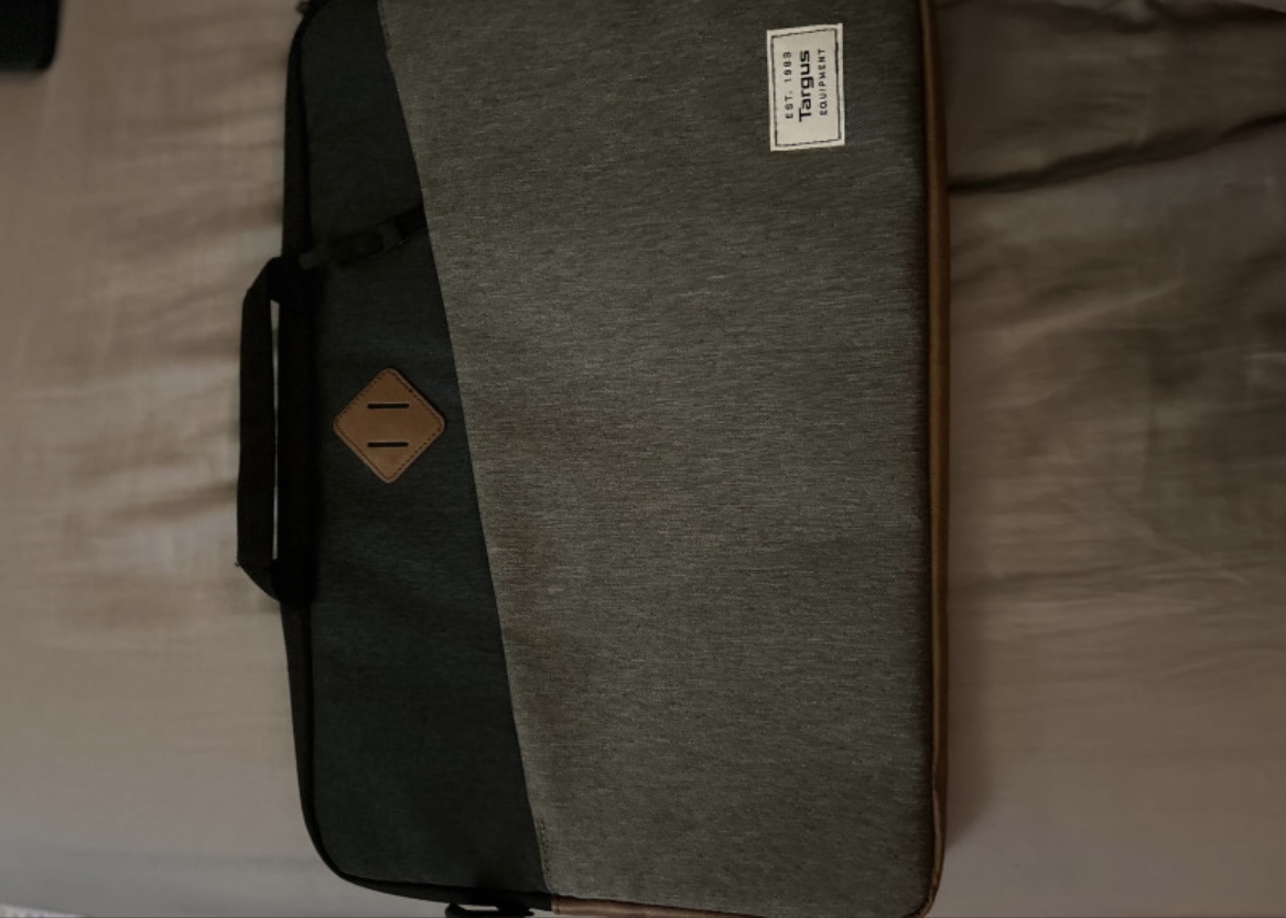 2023 Macbook Air 15” Like New!! image indicator(5)