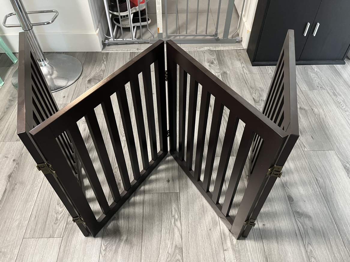 Folding dog/puppy gate