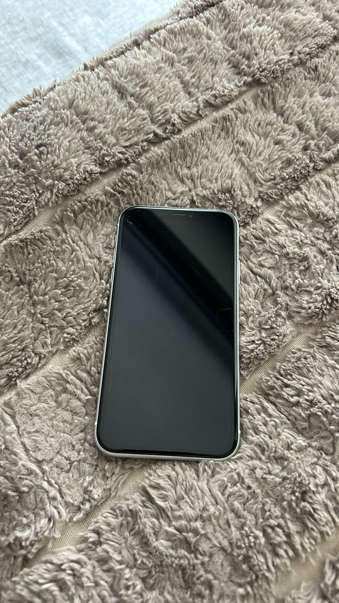iPhone XR - photo 2