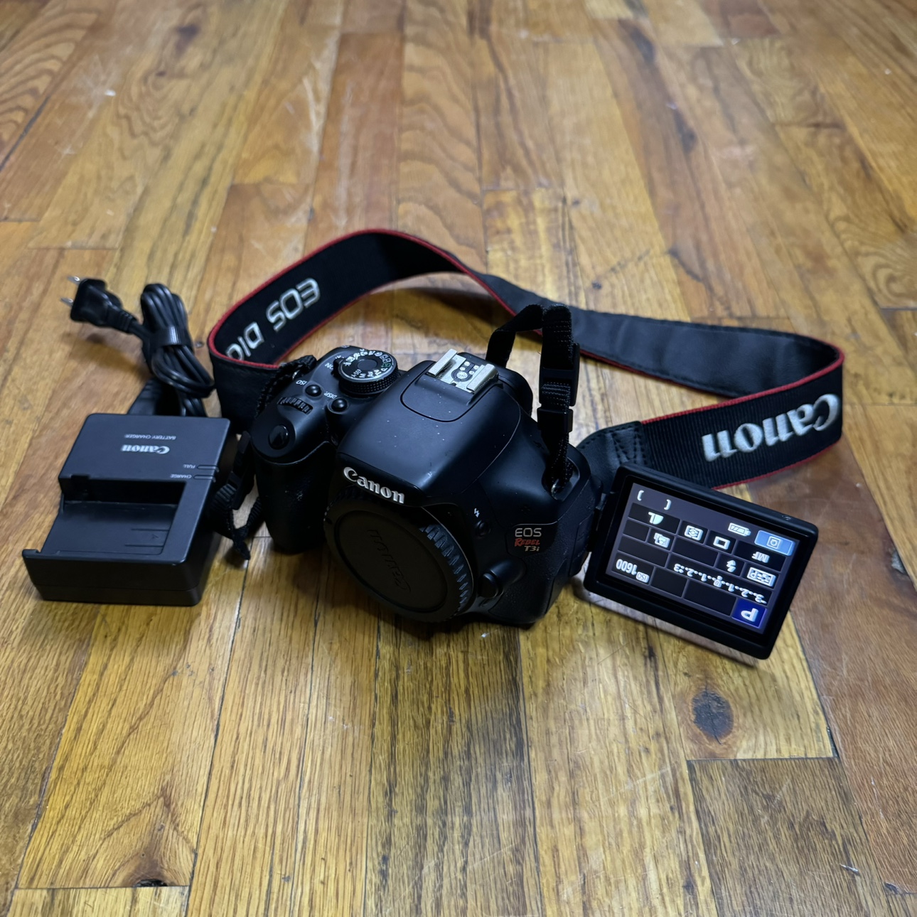 Canon T3i body  and charger only - photo 4