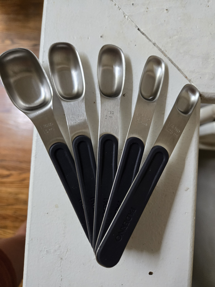 A set of measuring spoons