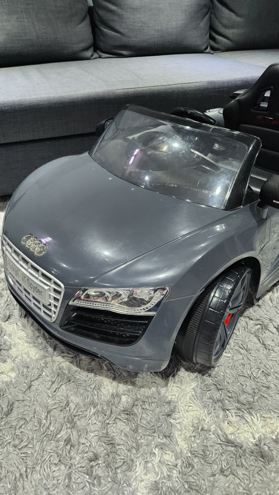 Kid Trax Ride-on Audi R8 GT Spyder Car image indicator(2)