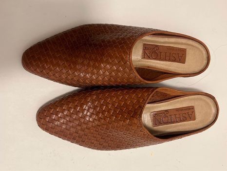 Leather flip flops thumbnail
