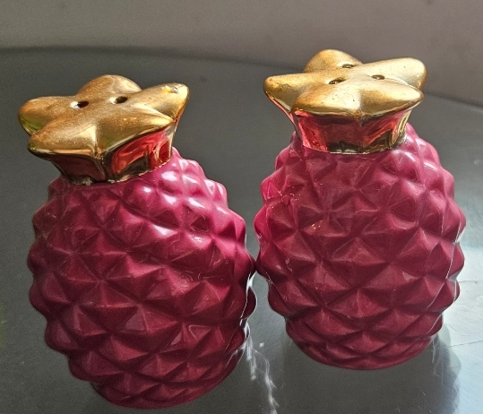 🧂 salt and  pepper shaker mauve gold pineapple 🍍