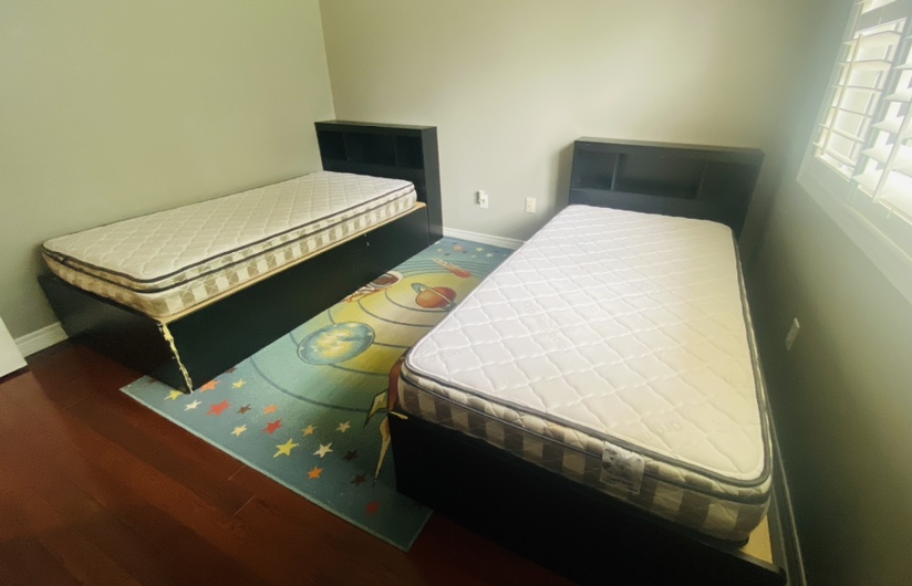 Kids twin size bed with mattress and rug - photo 2