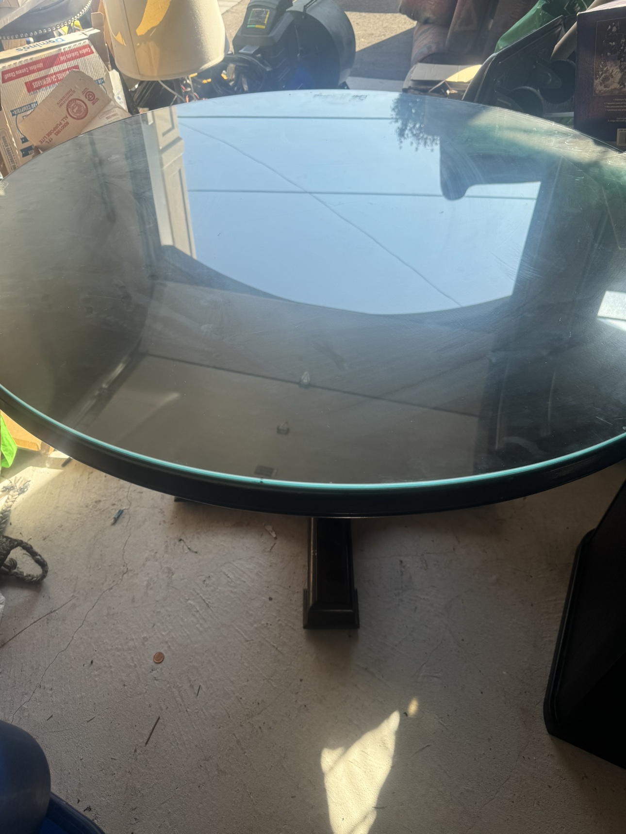 Round dining Table (42x42)